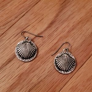 Women's earrings